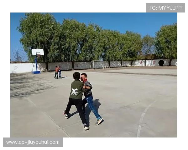 围绕班班踢足球小报展示阳光校园趣味运动风采专题报道精彩瞬间集锦