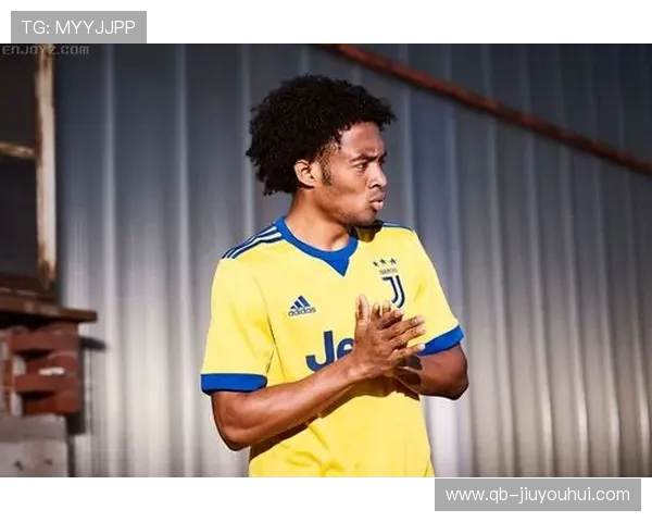 尤文图斯男款足球服时尚潮流设计完美融合舒适与性能提升穿着体验